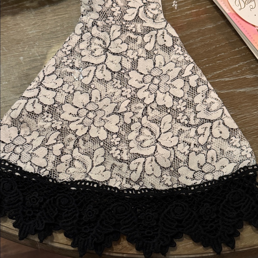 Dress code - Crop Top Lace Women's with White/ black lace detailing. Sz S - Picture 10 of 10